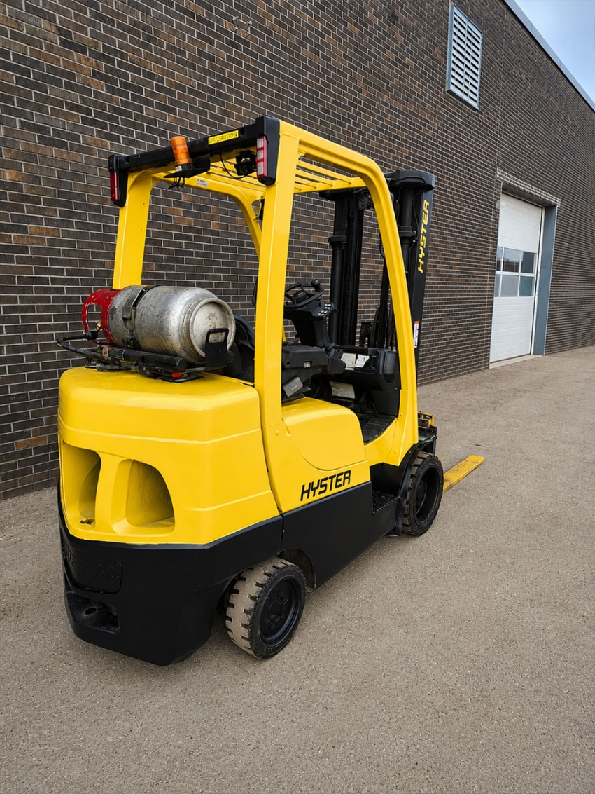 Hyster LPG Forklift with 7,000 lb Capacity, 3-stage Mast with Side-shift - 123Forklift