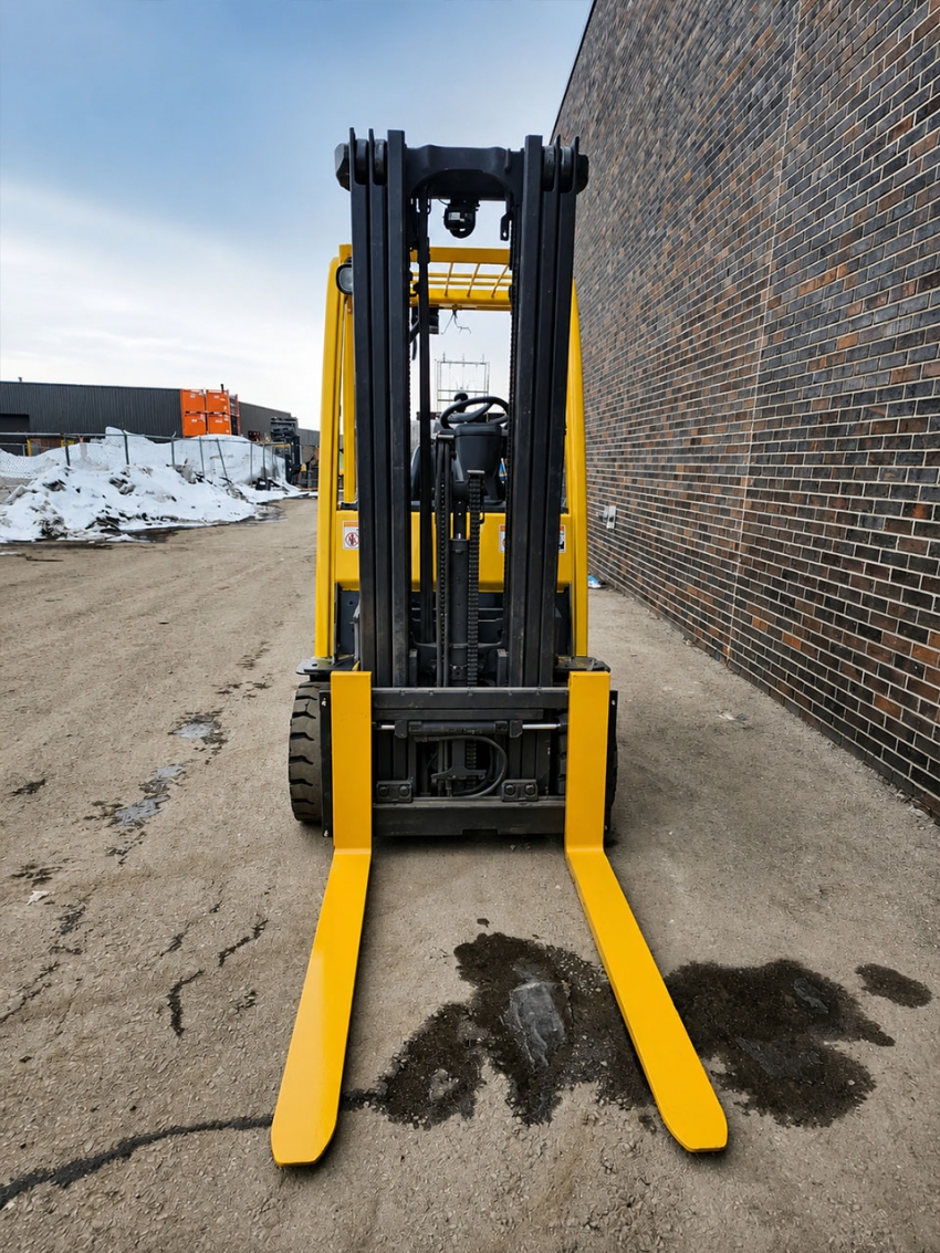 Hyster LPG Forklift with 7,000 lb Capacity, 3-stage Mast with Side-shift - 123Forklift