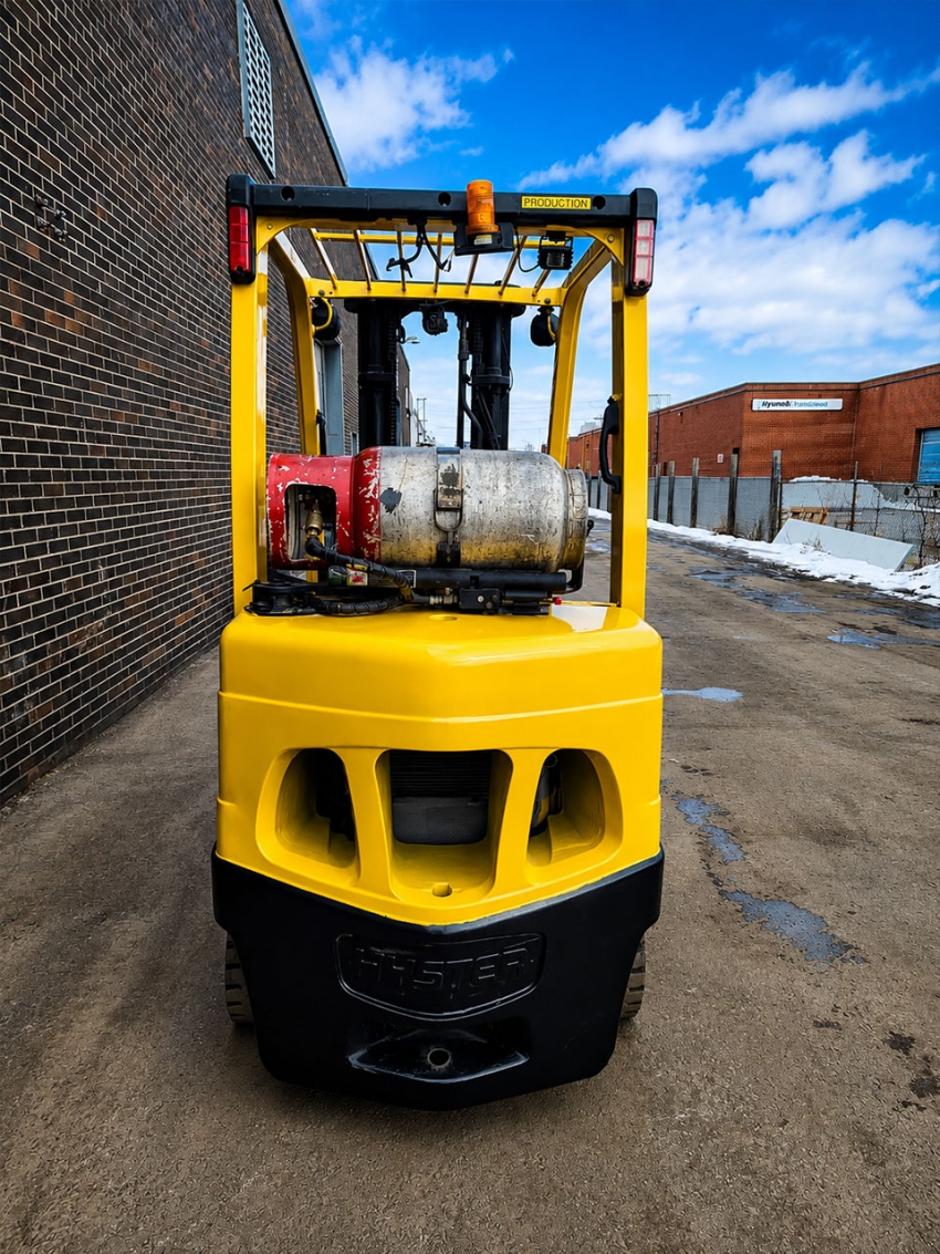 Hyster LPG Forklift with 7,000 lb Capacity, 3-stage Mast with Side-shift - 123Forklift