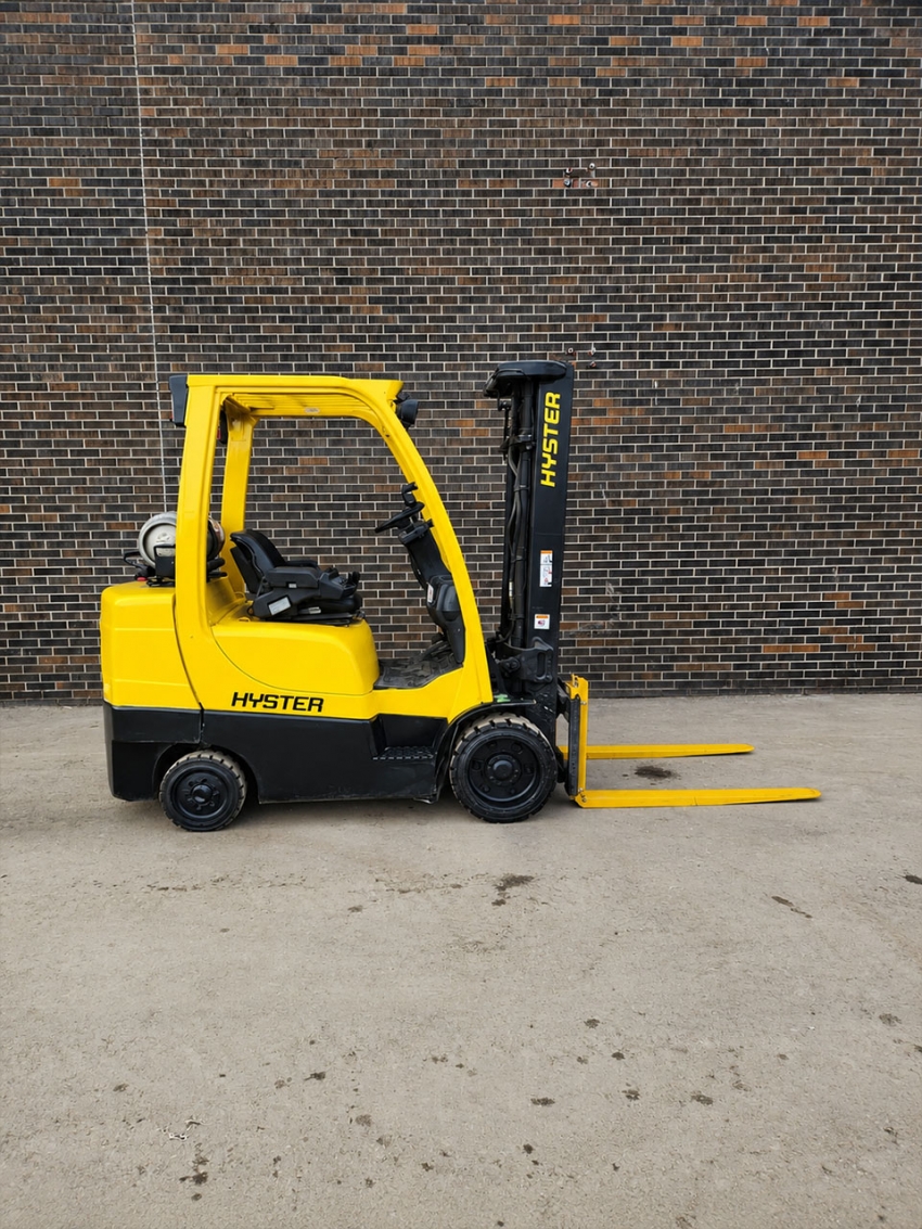 Hyster LPG Forklift with 7,000 lb Capacity, 3-stage Mast with Side-shift - 123Forklift