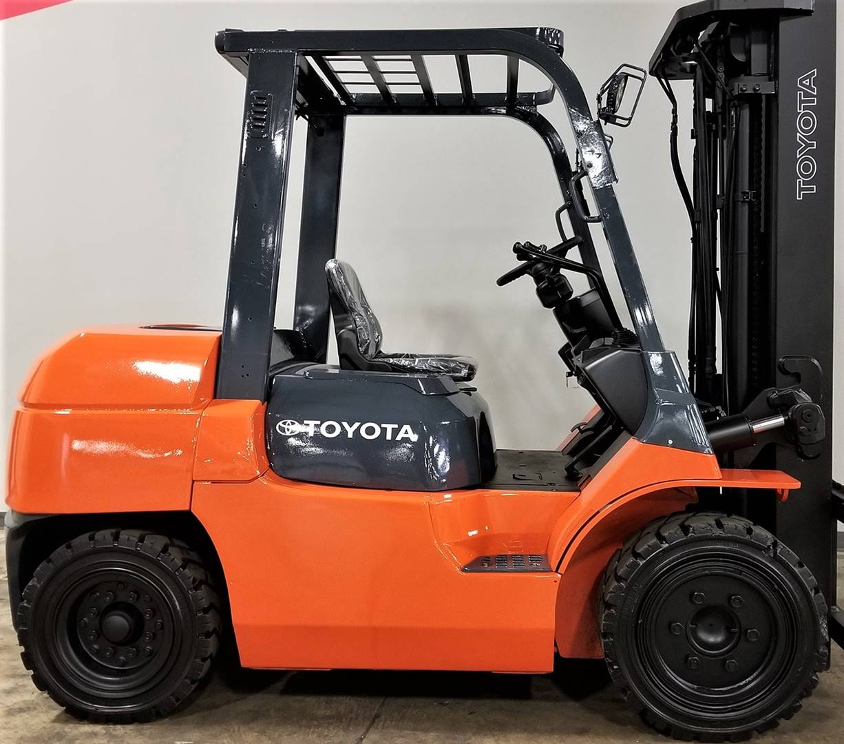 2735 LOW HOUR 2005 TOYOTA 7FGU35 8K...