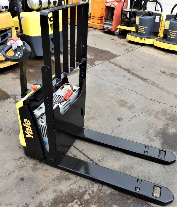 D21167w LEASE RETURN 2016 YALE MPB045 PALLET JACK 24V