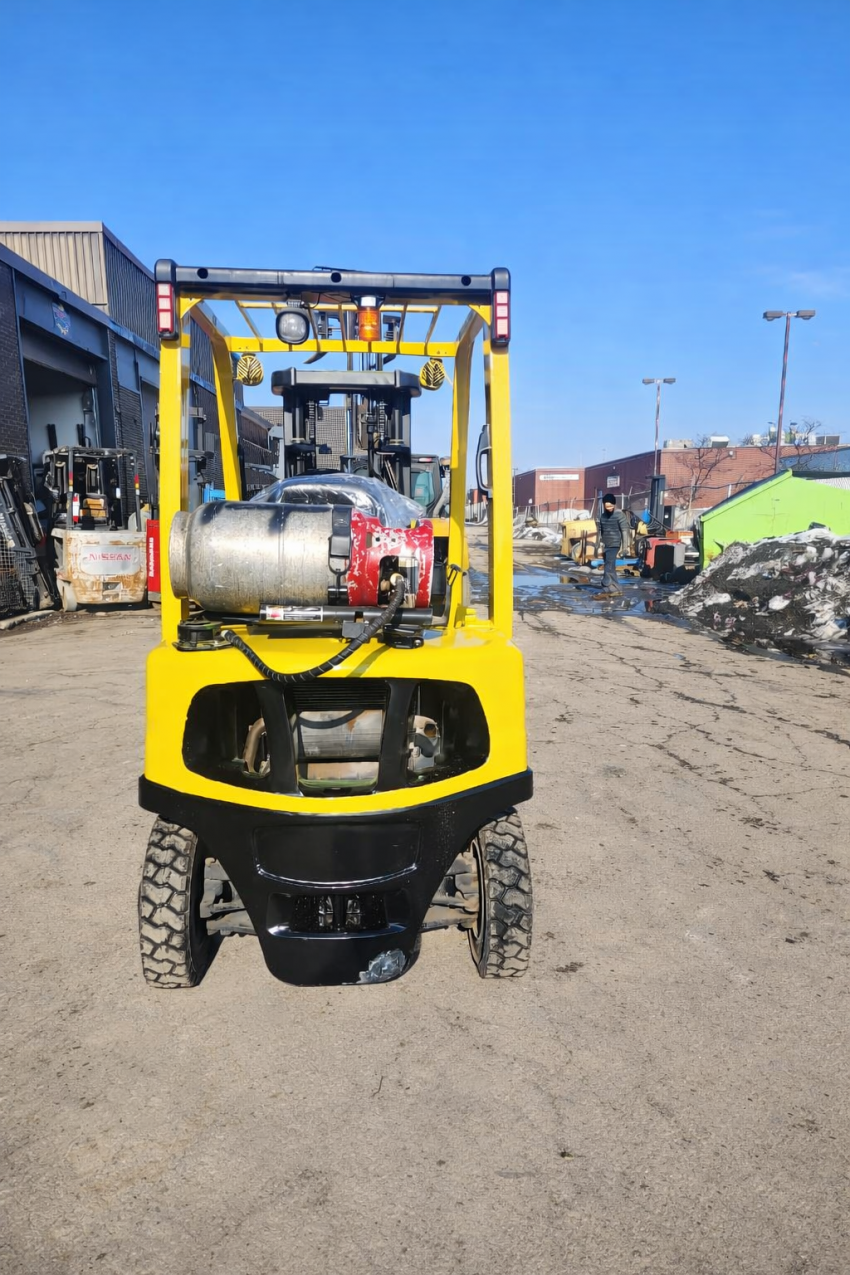 Hyster LPG Forklift with 4,000lbs Capacity - 3-stage Mast with Side-shift - 123Forklift