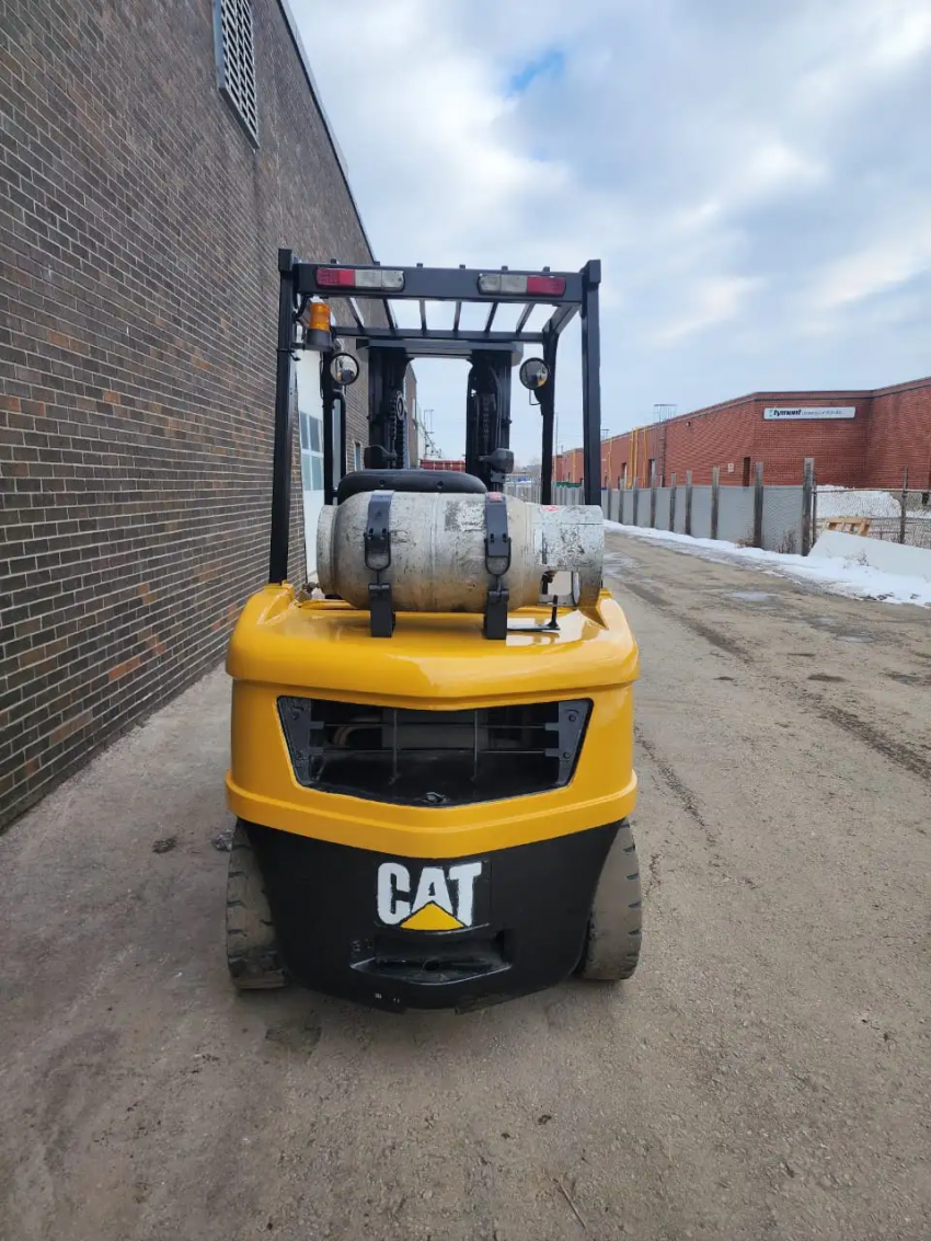 Caterpillar LPG Outdoor Forklift 6,000lbs Cap 3-stage with Side-shift  - 123Forklift