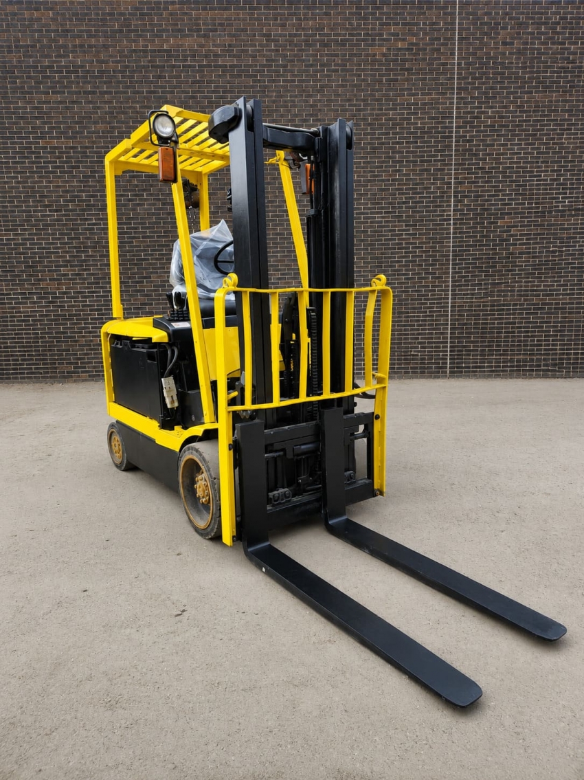 Hyster Electric Forklift with 6,500lbs Cap with Side-shift and Charger Included 