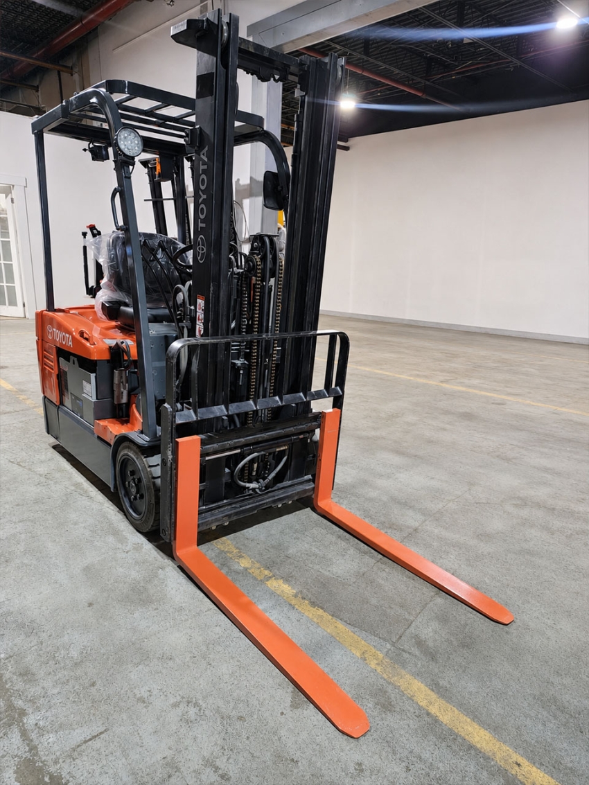 Toyota Electric 3-Wheeler Forklift w/ 3,000lbs. Capacity. 2-Stage with Side-Shifter - 123Forklift