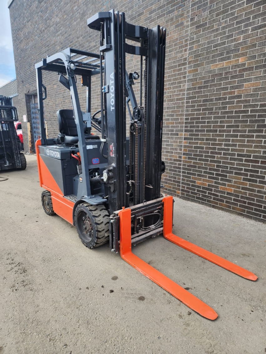 Toyota Electric Forklift With 5.000lbs Cap 3-Stage Equipped With Side Shift – EE Rated - 123Forklift