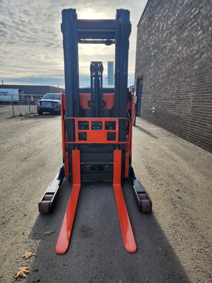 2018 Toyota Reach Forklift With 3.500lbs Cap 3-Stage With Side-Shift - 123Forklift