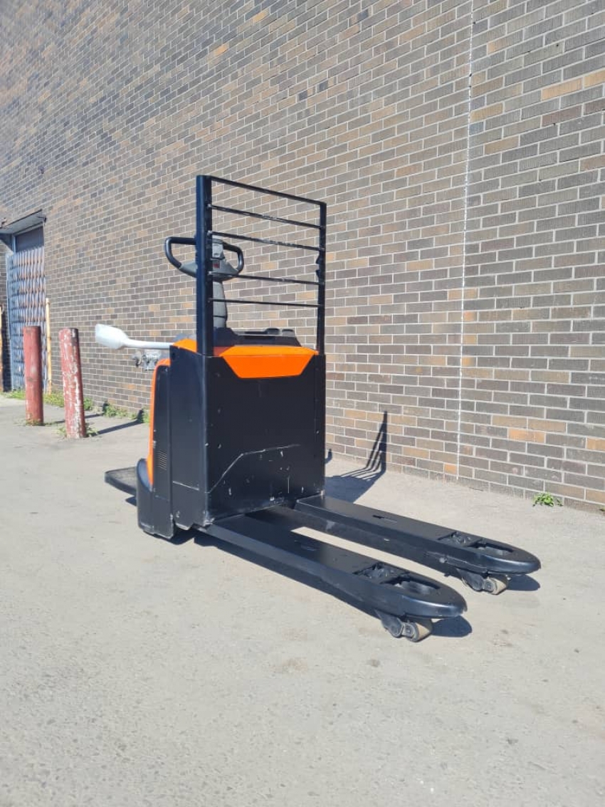 2014 BT ELECTRIC RIDE-ON PALLETJACK FORKLIFT 4500LBS CAPACITY - 123Forklift