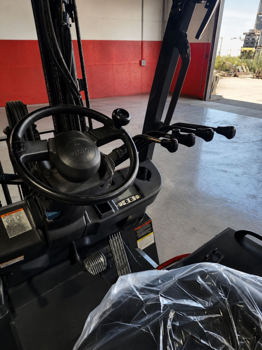 2021 Toyota Electric Forklift, 5000lbs Cap., 3-stage w Side-shift and Fork Positioner - 123Forklift