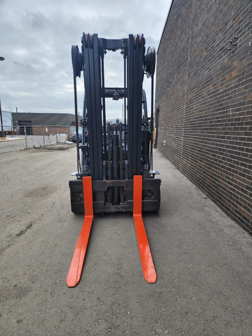 2018 Toyota Propane 8000lbs 3-Stage With Side-Shift - 123Forklift