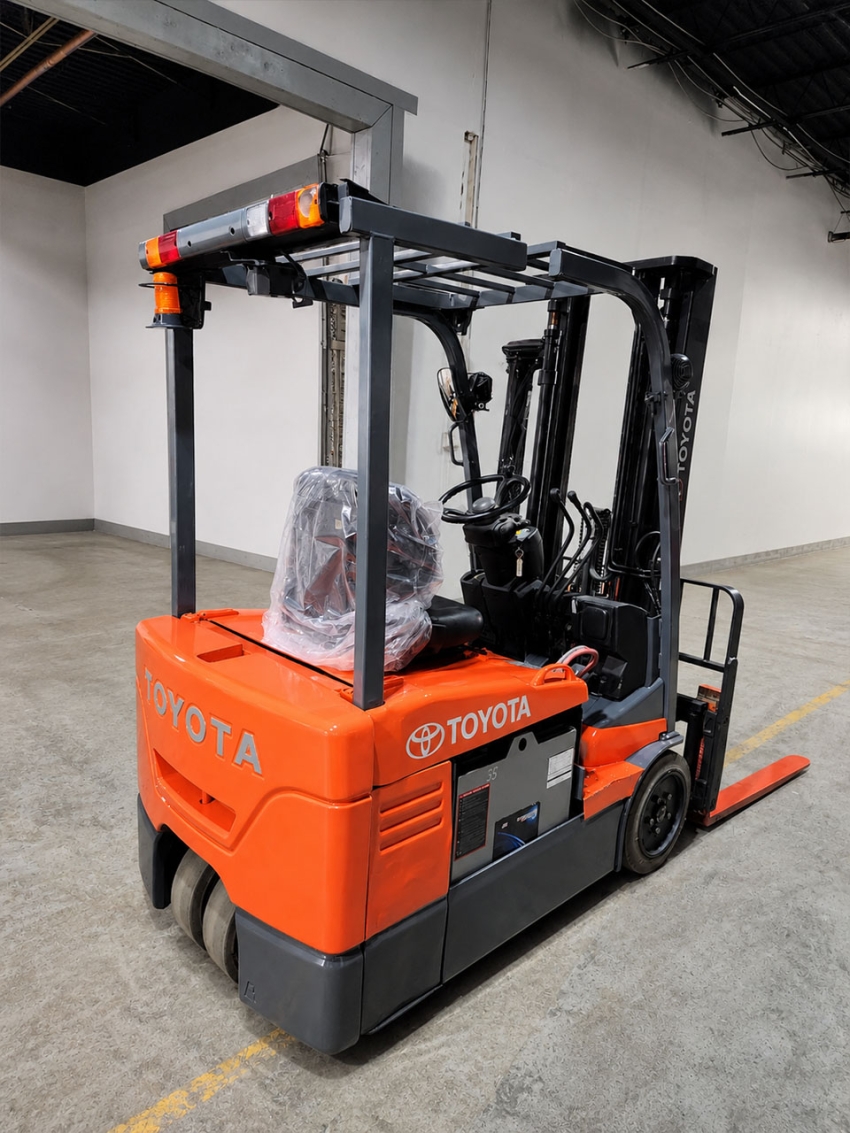 Toyota Electric 3-Wheeler Forklift w/ 3,000lbs. Capacity. 2-Stage with Side-Shifter - 123Forklift