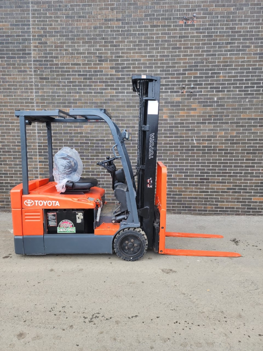 Toyota Electric 3 Wheeler Forklift With 4.000lbs Cap 3-Stage With Side-Shift – 18FT Max Lift Height - 123Forklift