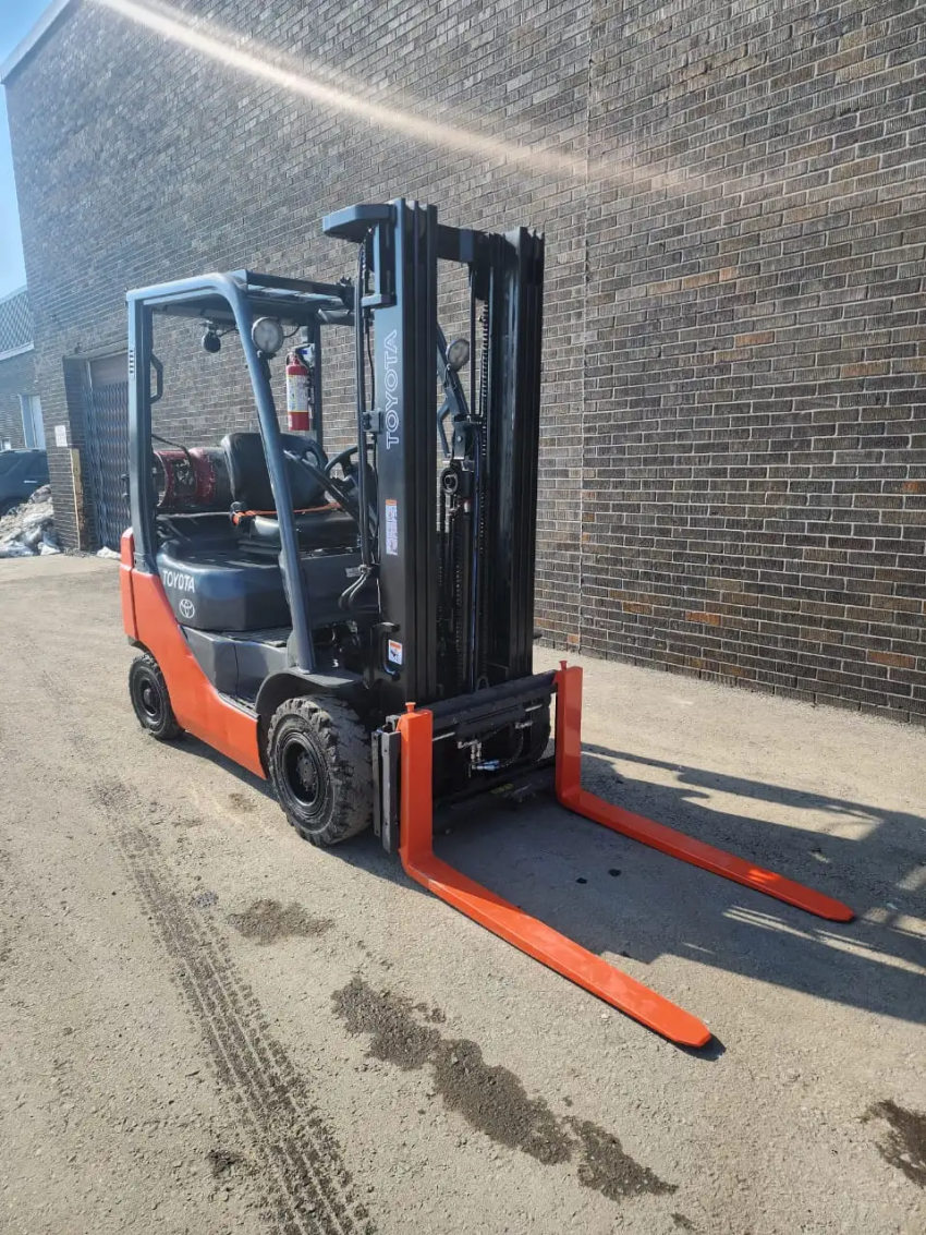 Toyota LPG Forklift, 3,000lbs Cap. with 3-stage Mast with Side-shift - 123Forklift