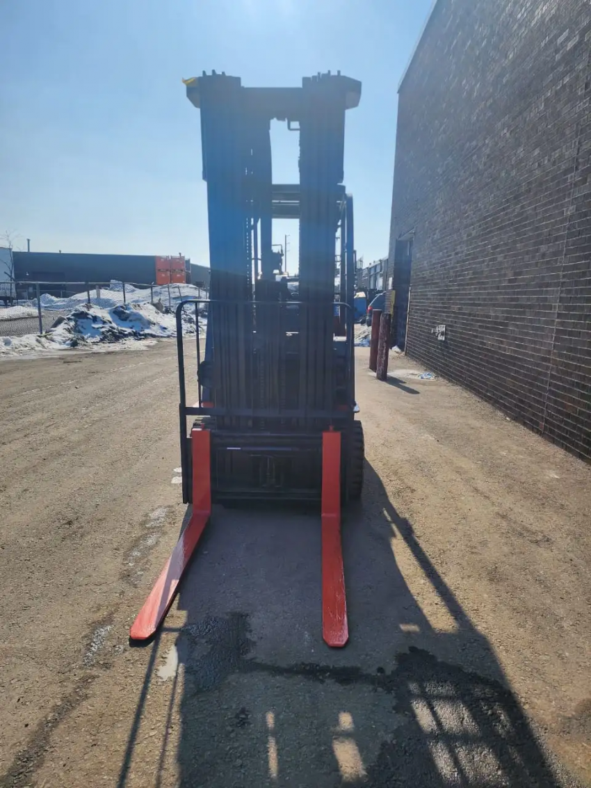 Toyota LPG 5,000 lb Forklift with 4-stage Mast and Side-shift - 123Forklift