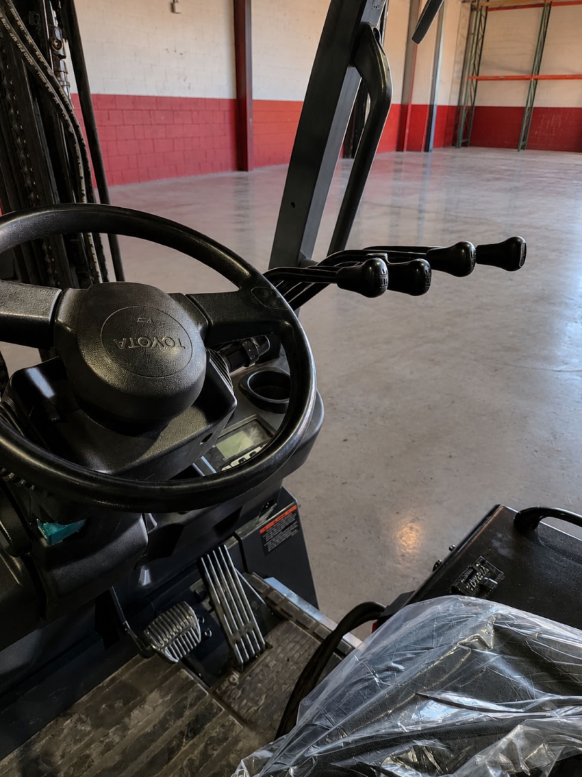 2017 Toyota Electric 4-Wheeler Forklift with 6,000lbs. Cap., 3-stage Mast w/ Side-shifter - 123Forklift