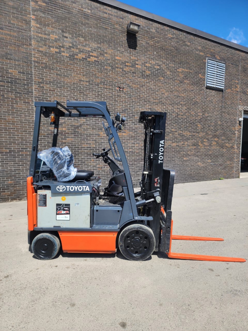 Toyota Electric 4-Wheeler Forklift with 5,000lbs Cap., 3-stage Mast with Side-shift - 123Forklift