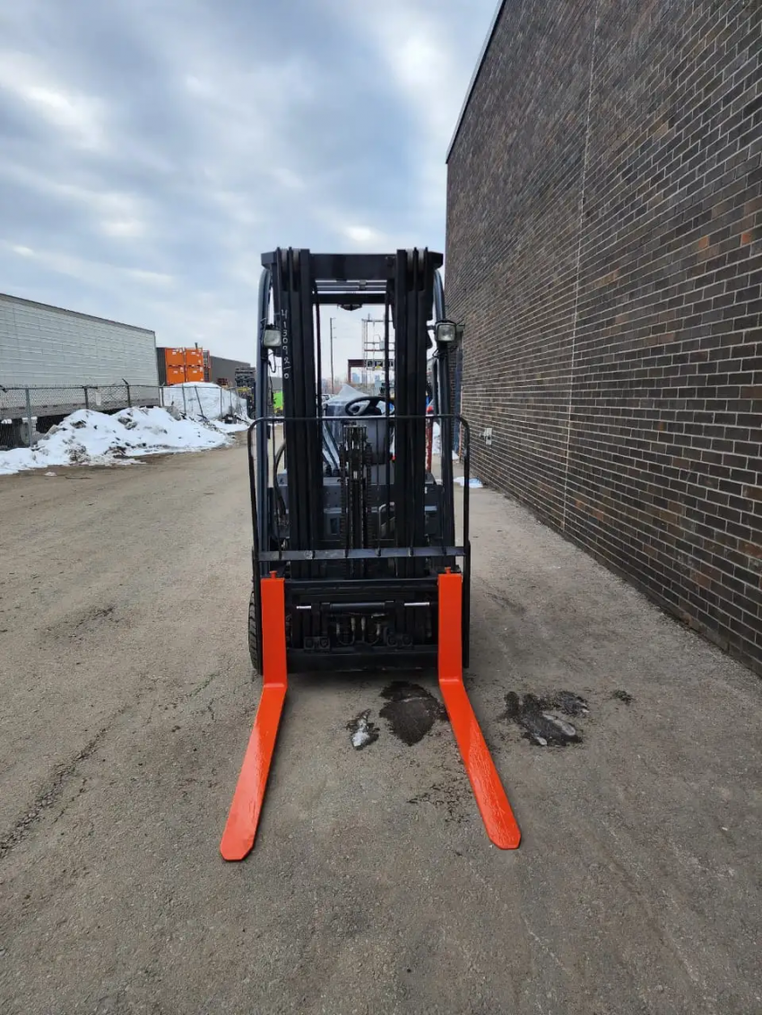 Toyota Electric 3 Wheeler with 4,000 lb Capacity with 3-stage Mast and Side-shift - 123Forklift