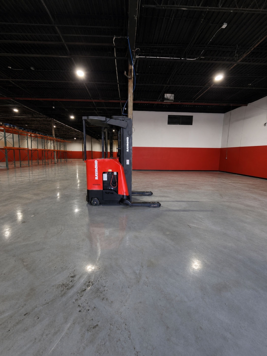 Raymond Deep Reach with 3,200lb Capacity - 3-stage w/ Side shifter - 123Forklift