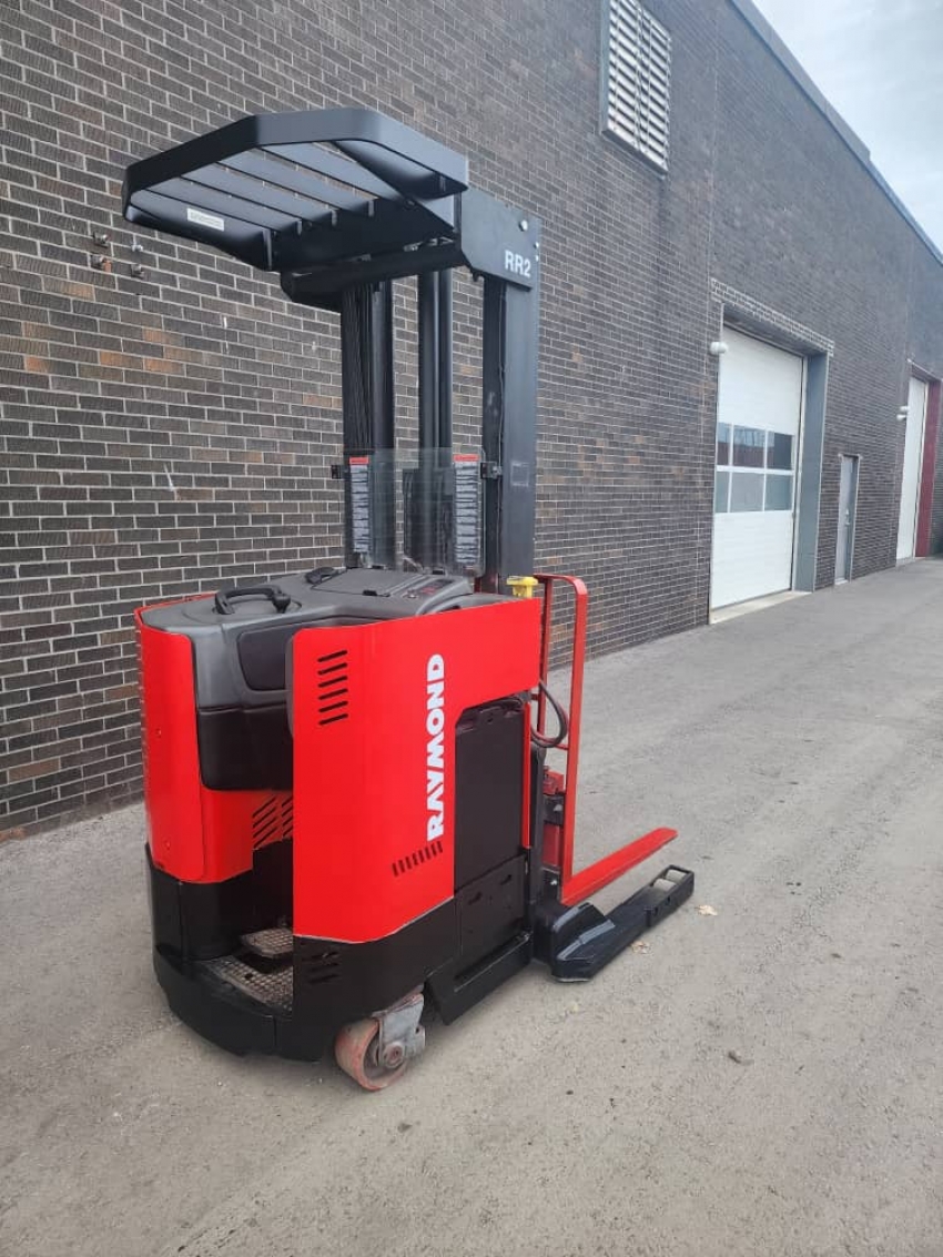 Raymond Electric Reach Forklift. 3000 LB Cap.. 3-Stage Mast. - 123Forklift
