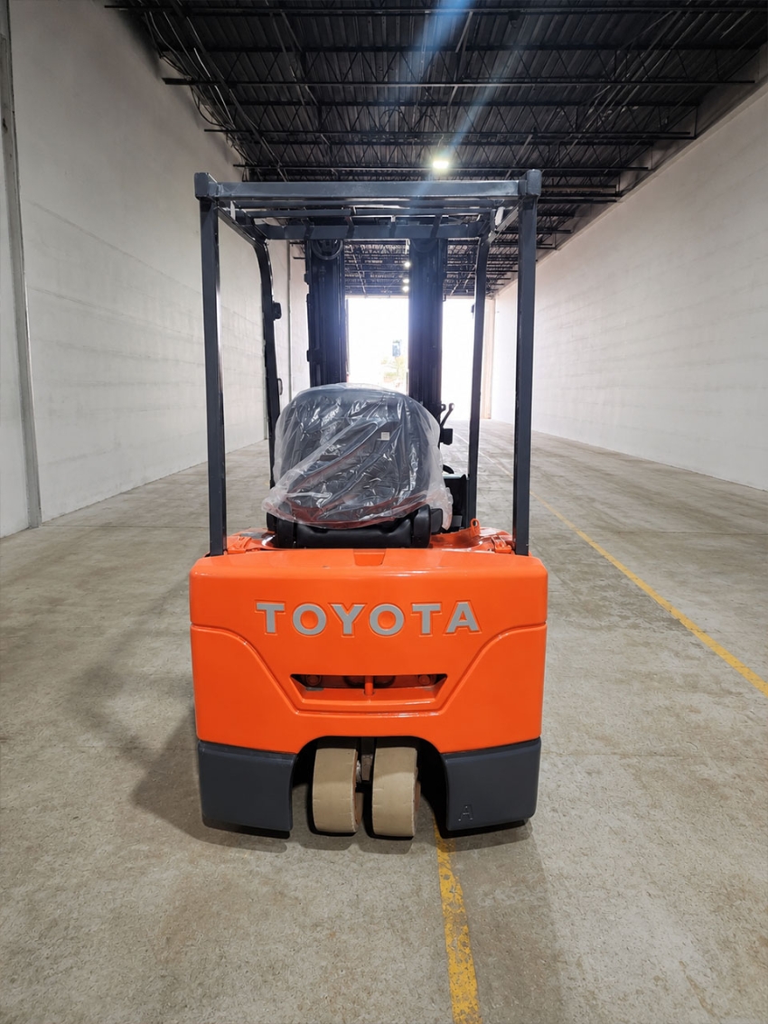 Toyota Electric 3-Wheeler Forklift with 4,000lbs. Capacity, 3-stage Mast w/ Side-shift  - 123Forklift