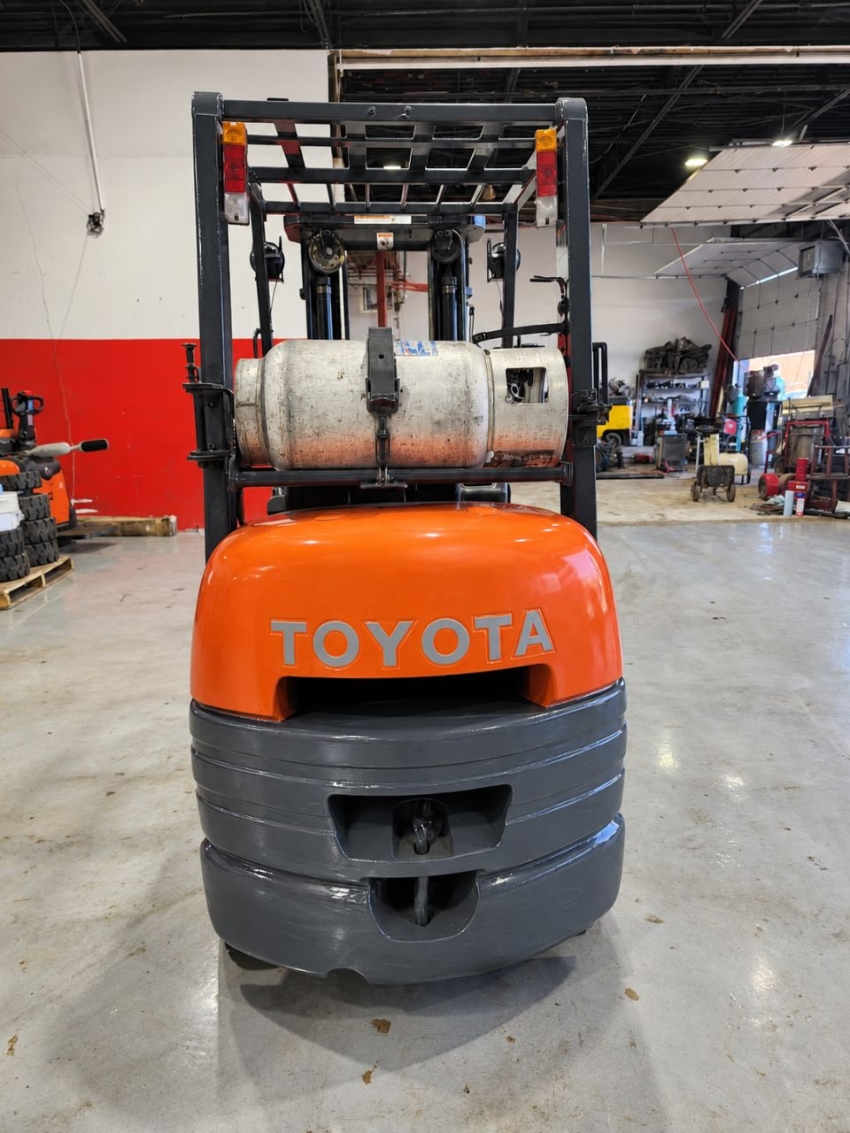 Toyota LPG Forklift with 5,000 lbs. Capacity, 3-stage Mast w/ Side-shift - 123Forklift