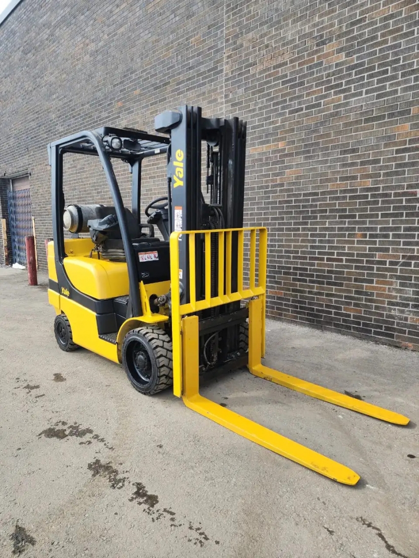 Yale LPG Forklift with 6,000lbs Cap., 3-stage Equipped with Side Shift - 123Forklift