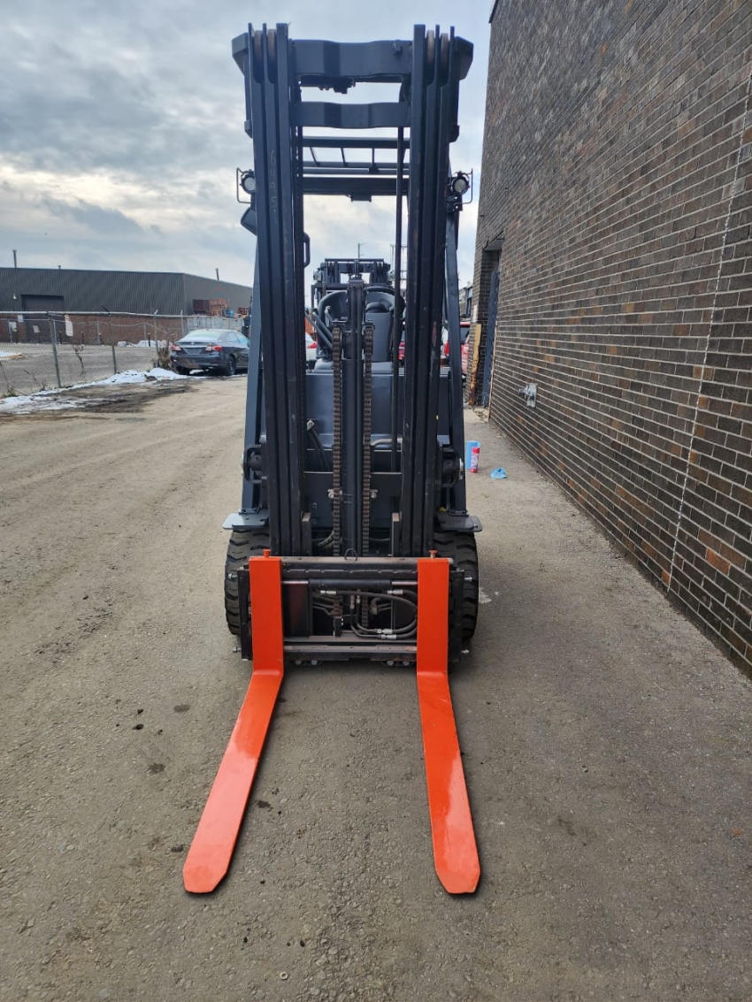 Toyota Electric Forklift With 5.000lbs Cap 3-Stage Equipped With Side Shift – EE Rated - 123Forklift