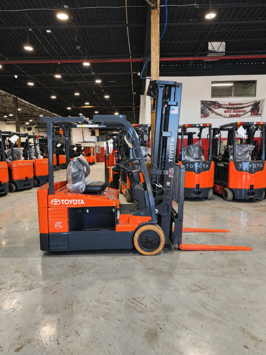 Toyota Electric 3-wheeler with 4,000lb Cap. 4-stage Mast with Side-shifter - 123Forklift