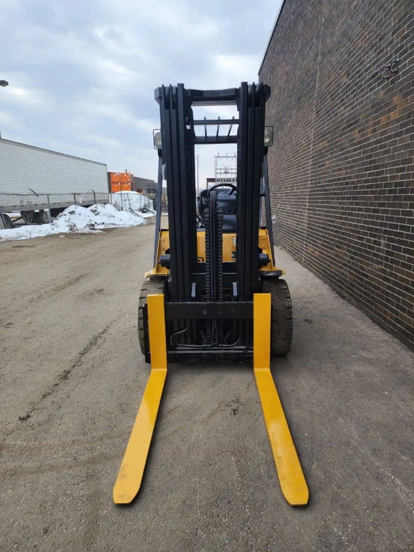 Caterpillar LPG Outdoor Forklift 6,000lbs Cap 3-stage with Side-shift - 123Forklift