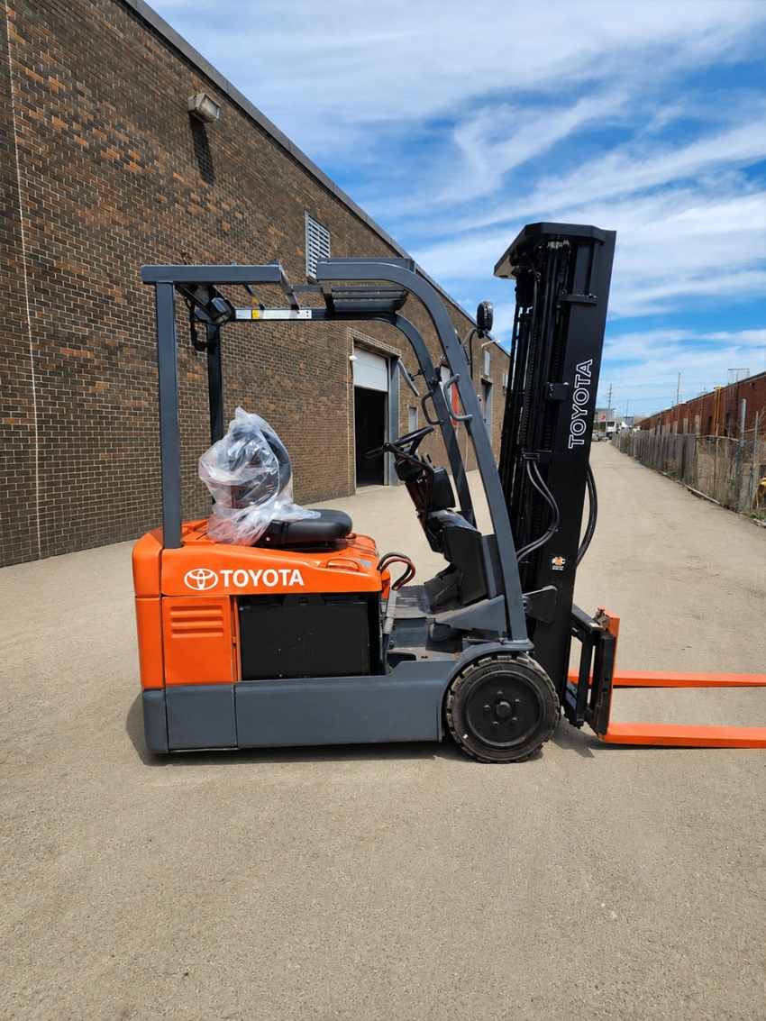 Toyota Electric 3-Wheeler Forklift 3,000lbs. Capacity. 3-stage Mast with Side-Shift. - 123Forklift