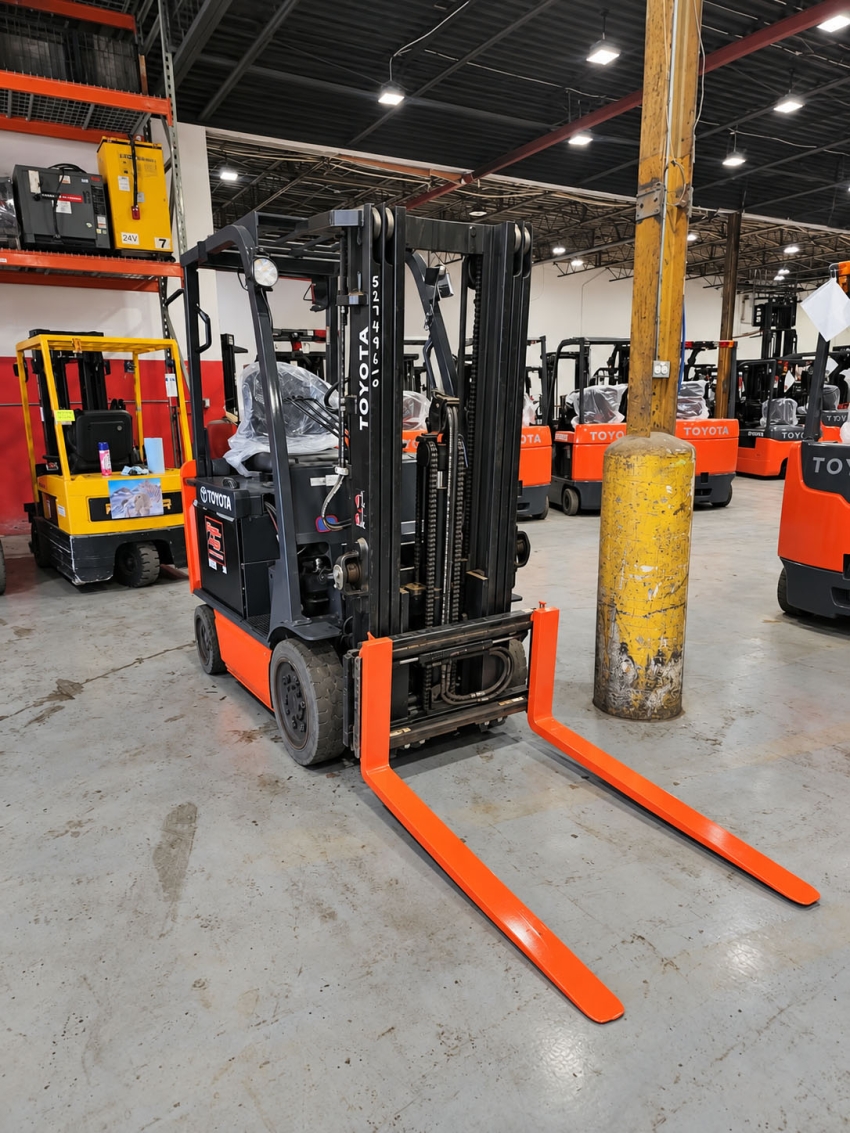 Toyota Electric 4-wheeler with 5,000lb Cap. 3-stage Mast with Side-shifter - 123Forklift