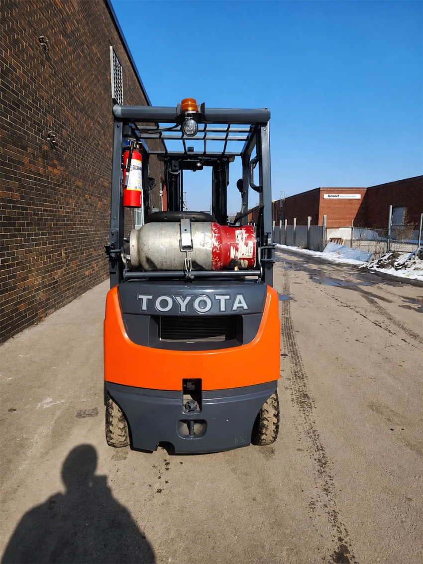 Toyota LPG Forklift, 3,000lbs Cap. with 3-stage Mast with Side-shift - 123Forklift