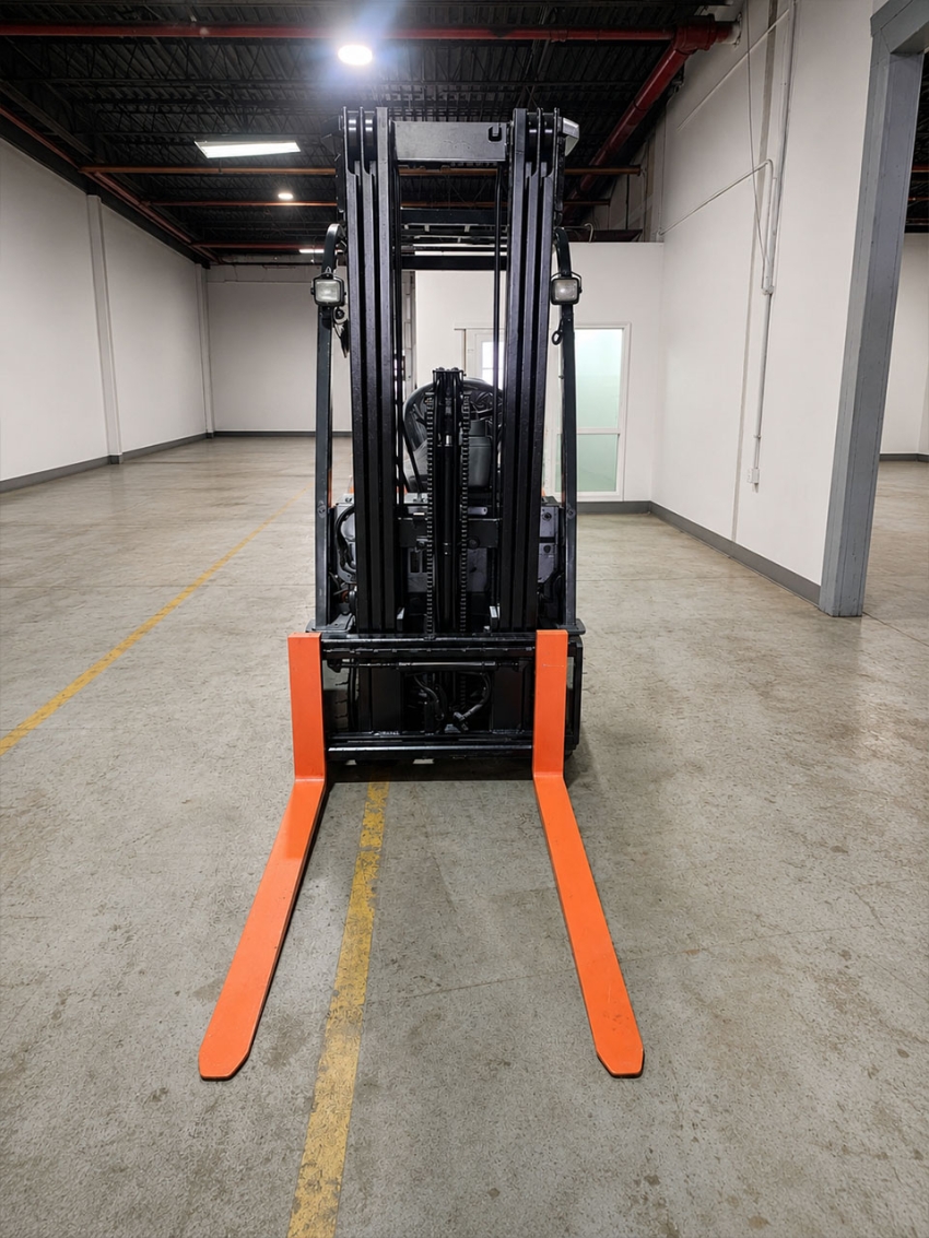 Toyota Electric 3-Wheeler Forklift with 4,000lbs. Capacity, 3-stage Mast w/ Side-shift  - 123Forklift