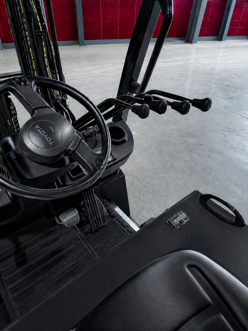 2018 Toyota Electric 4-Wheeler Forklift with 6,000lbs. Cap., 3-stage Mast w/ Side-shifter - 123Forklift