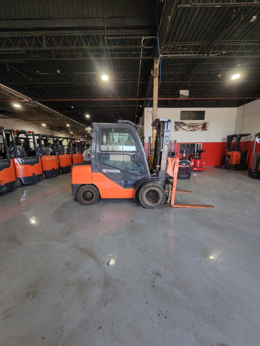 Toyota LPG Outdoor Forklift with Heated Cab 6,500lbs Cap  3-stage with Side-shift  - 123Forklift