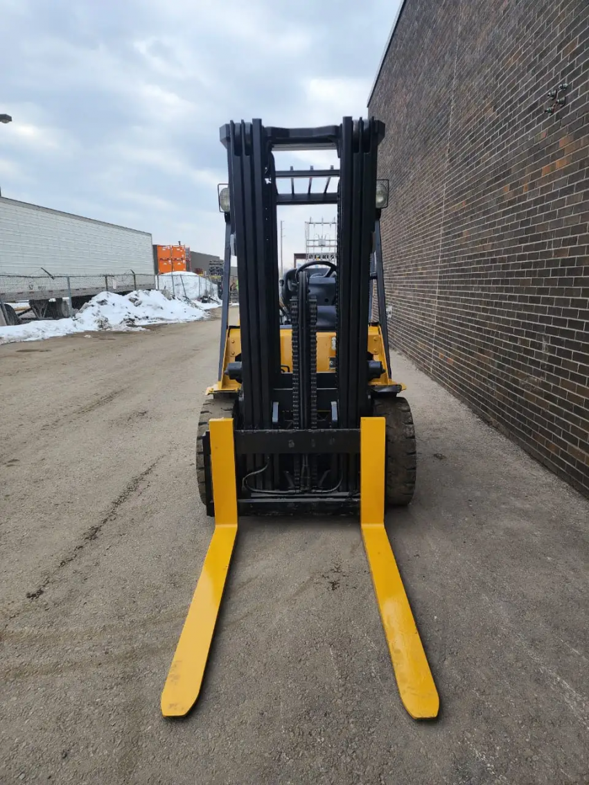 Caterpillar LPG Outdoor Forklift 6,000lbs Cap 3-stage with Side-shift  - 123Forklift