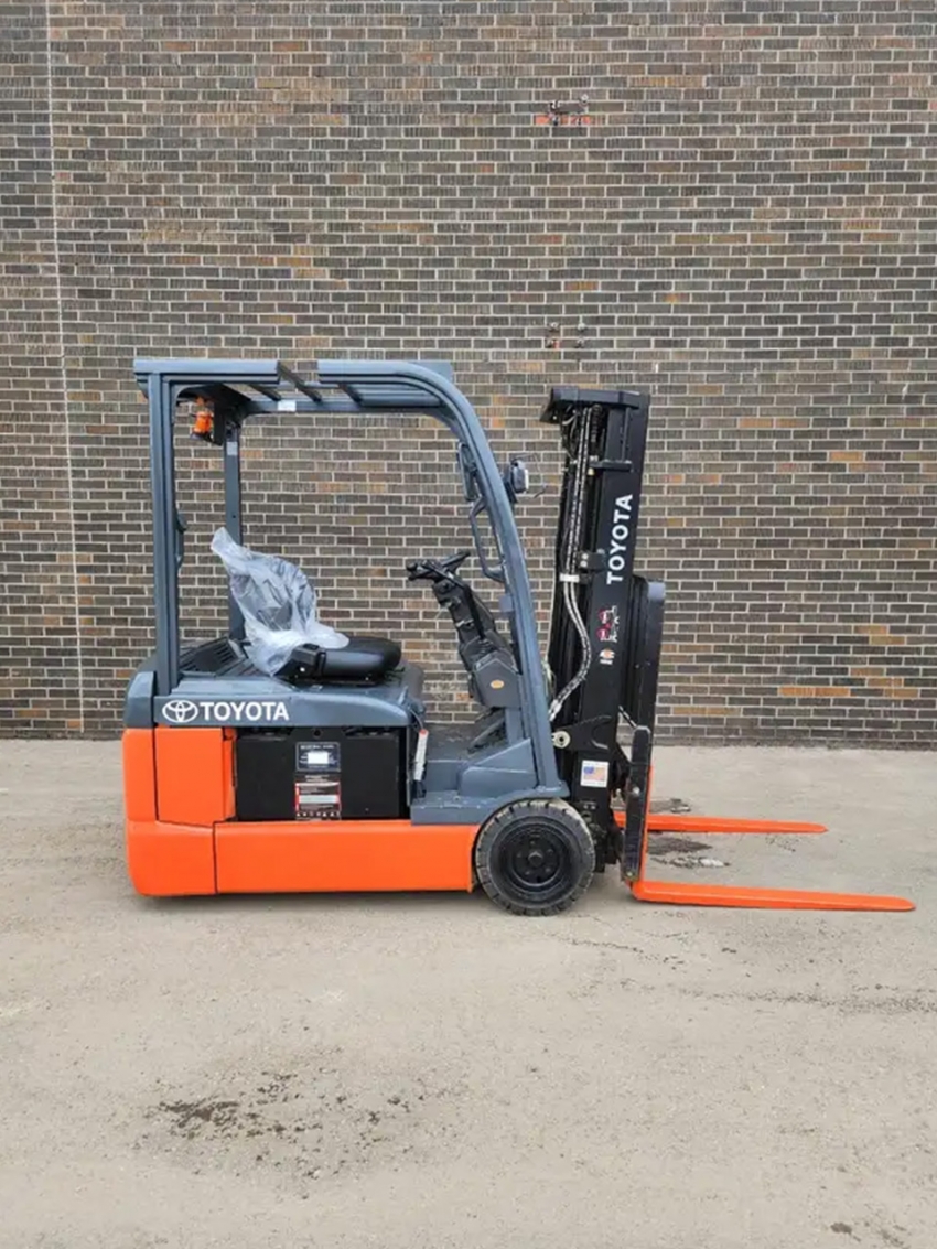 Toyota Electric 3 Wheeler with 4,000 lb Capacity with 3-stage Mast and Side-shift  - 123Forklift