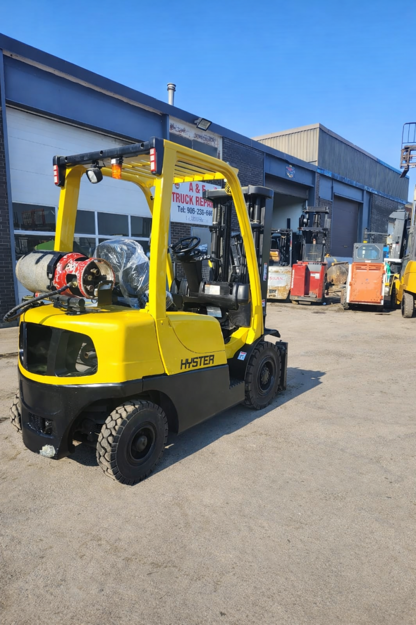 Hyster LPG Forklift with 4,000lbs Capacity - 3-stage Mast with Side-shift - 123Forklift