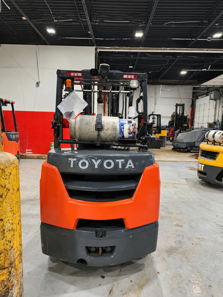 2018 Toyota Propane 8000lbs 3-Stage With Side-Shift - 123Forklift