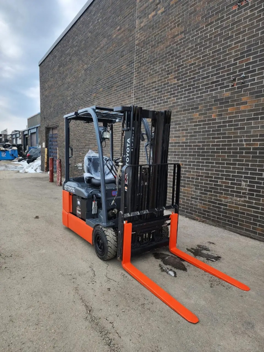 Toyota Electric 3 Wheeler with 4,000 lb Capacity with 3-stage Mast and Side-shift 