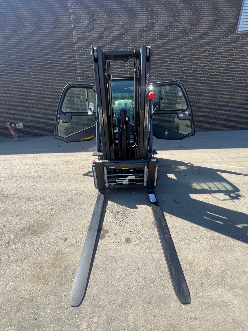 2017 Toyota 8000lbs CAP LPG Forklift Heated Cab & Fork-Positioner - 123Forklift