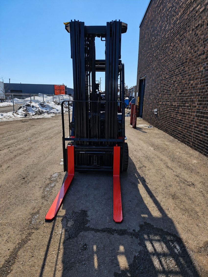 Toyota LPG 5,000 lb Forklift with 4-stage Mast and Side-shift - 123Forklift