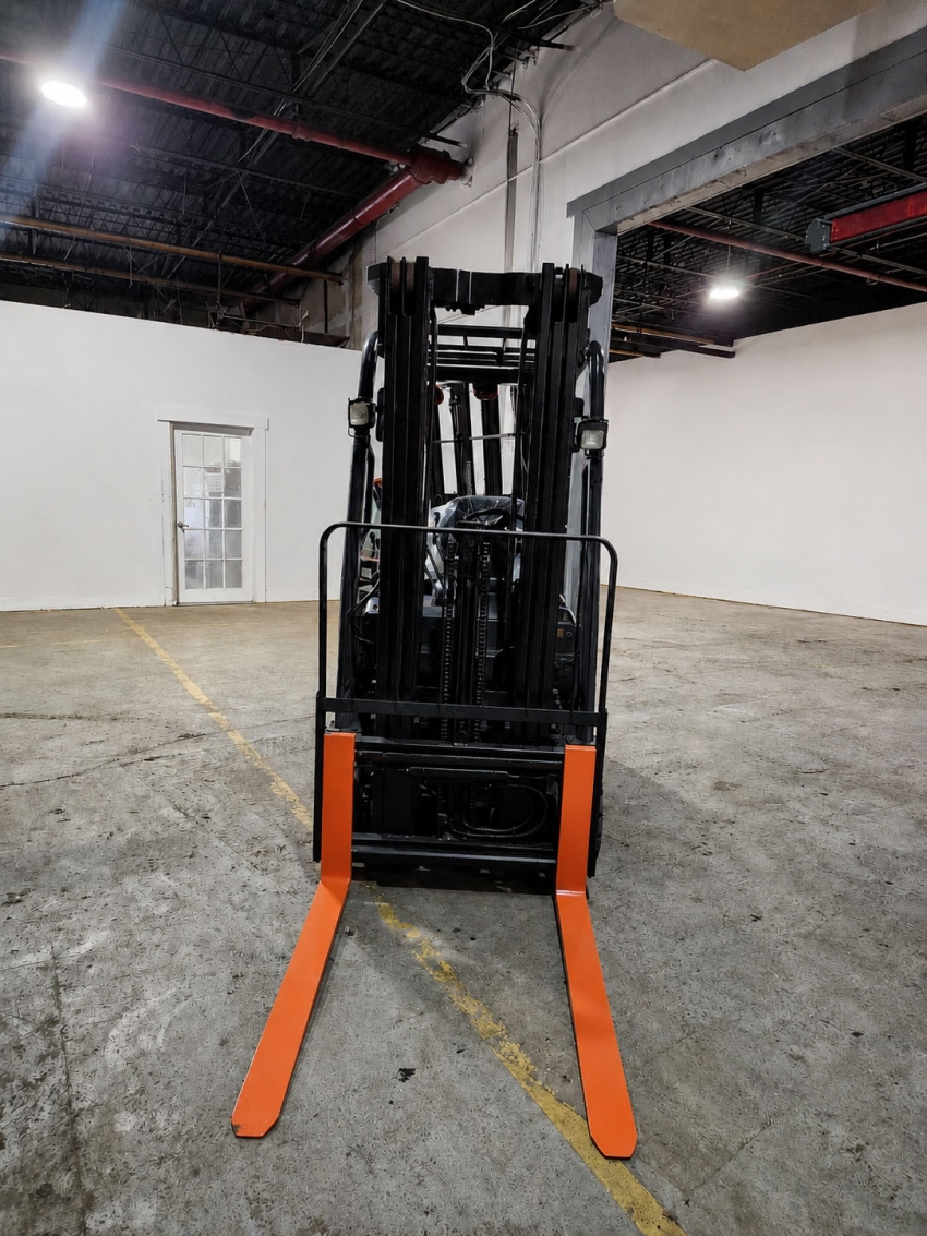 2017 Toyota Electric 3-Wheeler Forklift with 4,000lbs. Cap., 3-Stage Mast with Side-Shifter - 123Forklift