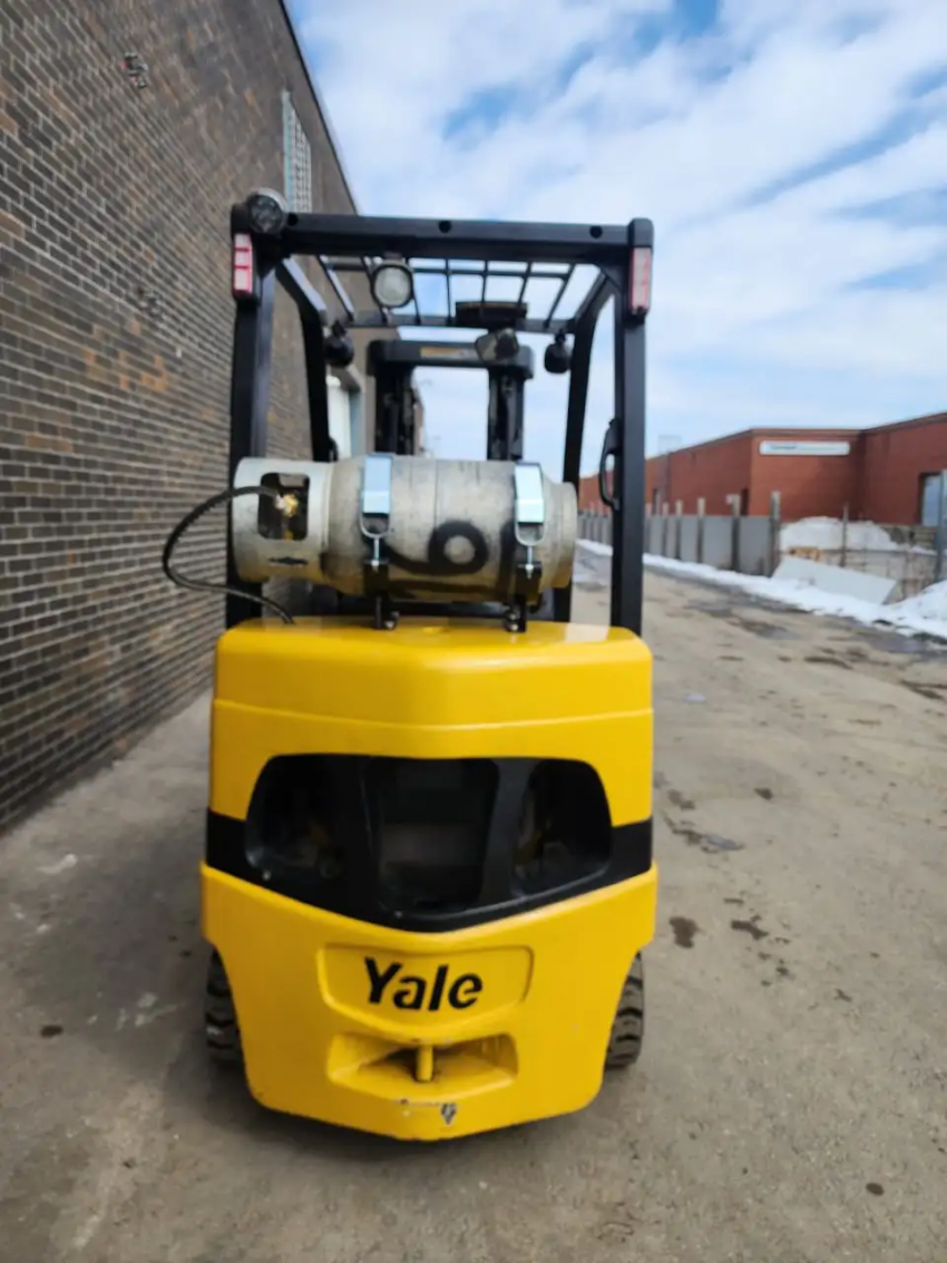 Yale LPG Forklift with 6,000lbs Cap., 3-stage Equipped with Side Shift - 123Forklift