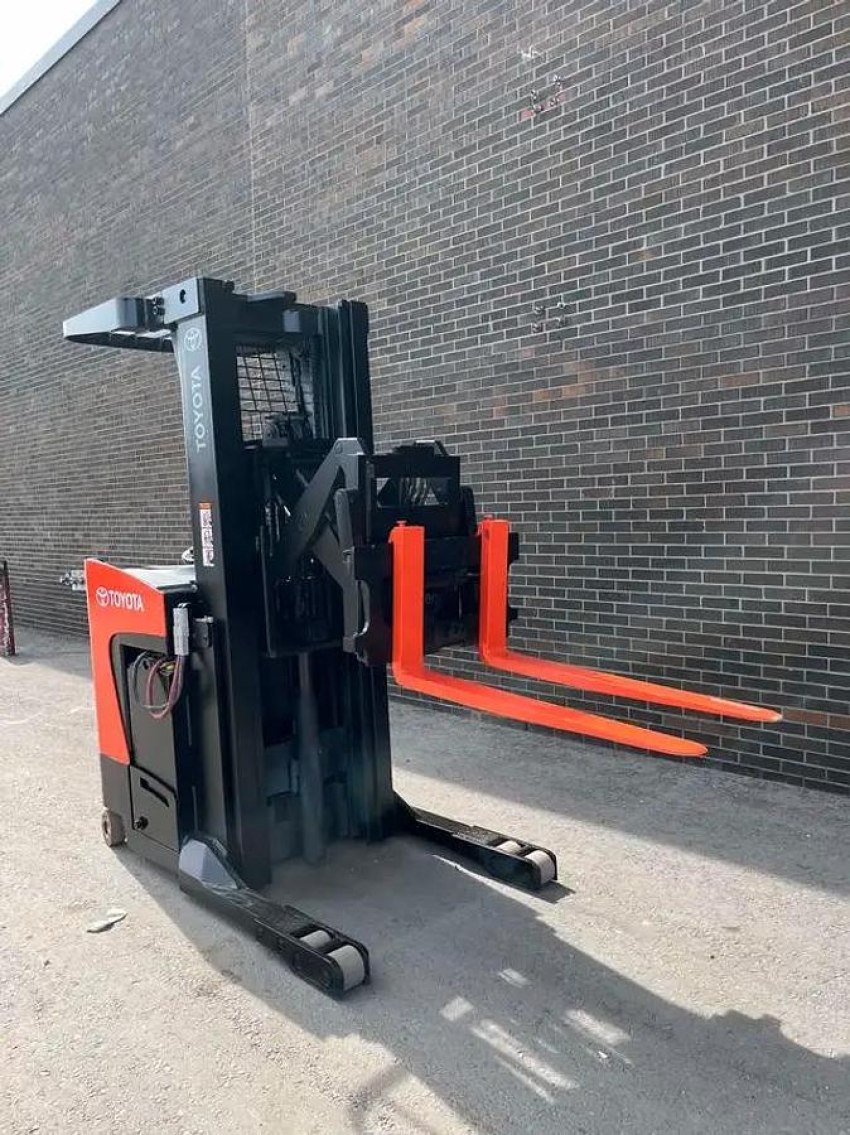 2014 Toyota Reach Forklift 4500lb cap Certified Charger Included LOW HOURS - 123Forklift