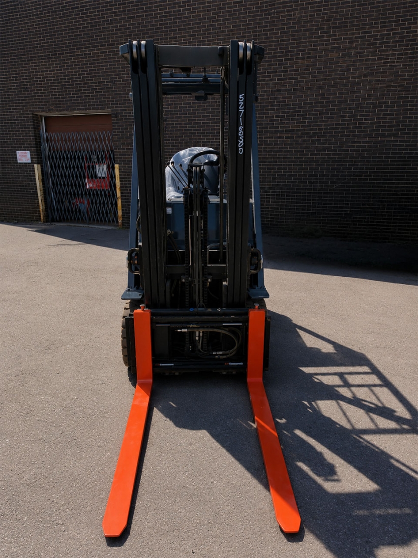 Toyota Electric 4 Wheeler Forklift with 5,000lb Capacity. 3-stage Mast with Side-shift - 123Forklift