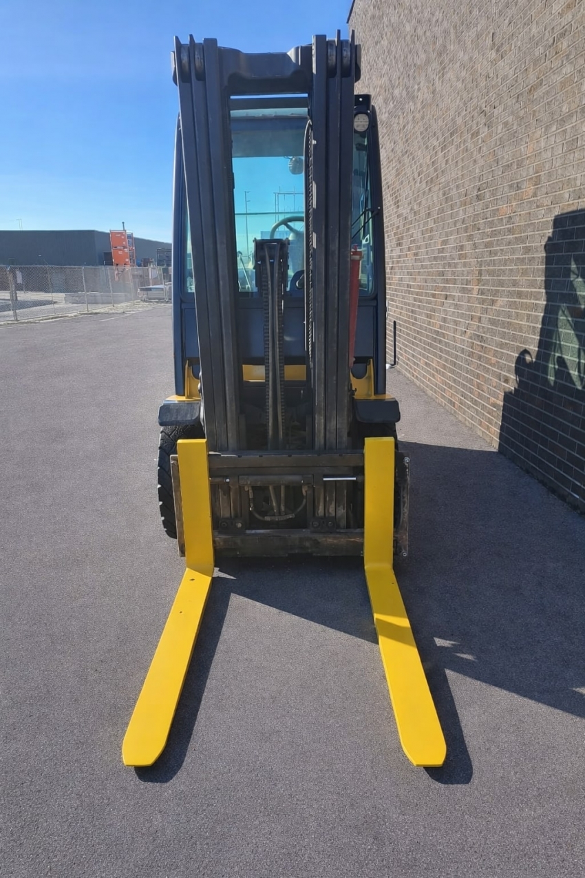 Yale LPG Outdoor Forklift with Heated Cab 6,000lbs Cap 3-stage with Side-shift - 123Forklift