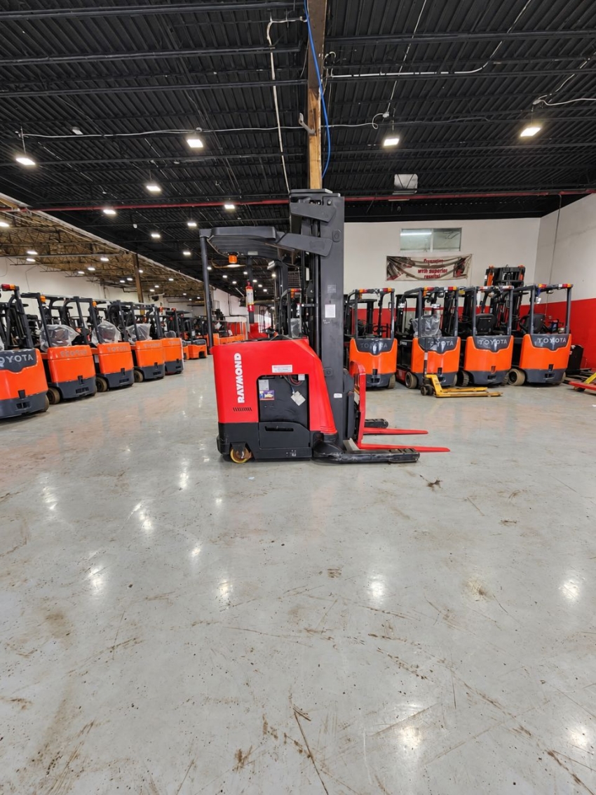 Raymond Deep Reach with 3,200 LB Capacity, 3-Stage Mast w/ Side-Shifter
