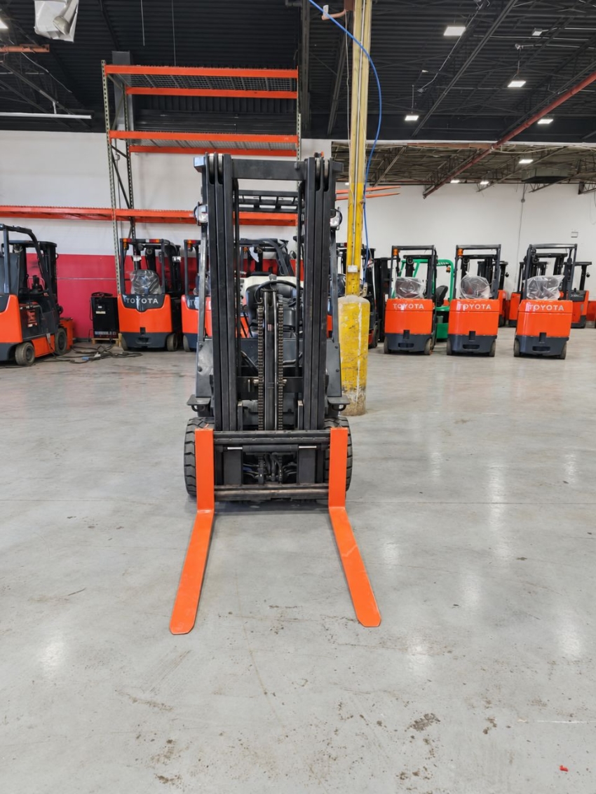 Toyota LPG Forklift with 5,000 lbs. Capacity, 3-stage Mast w/ Side-shift - 123Forklift
